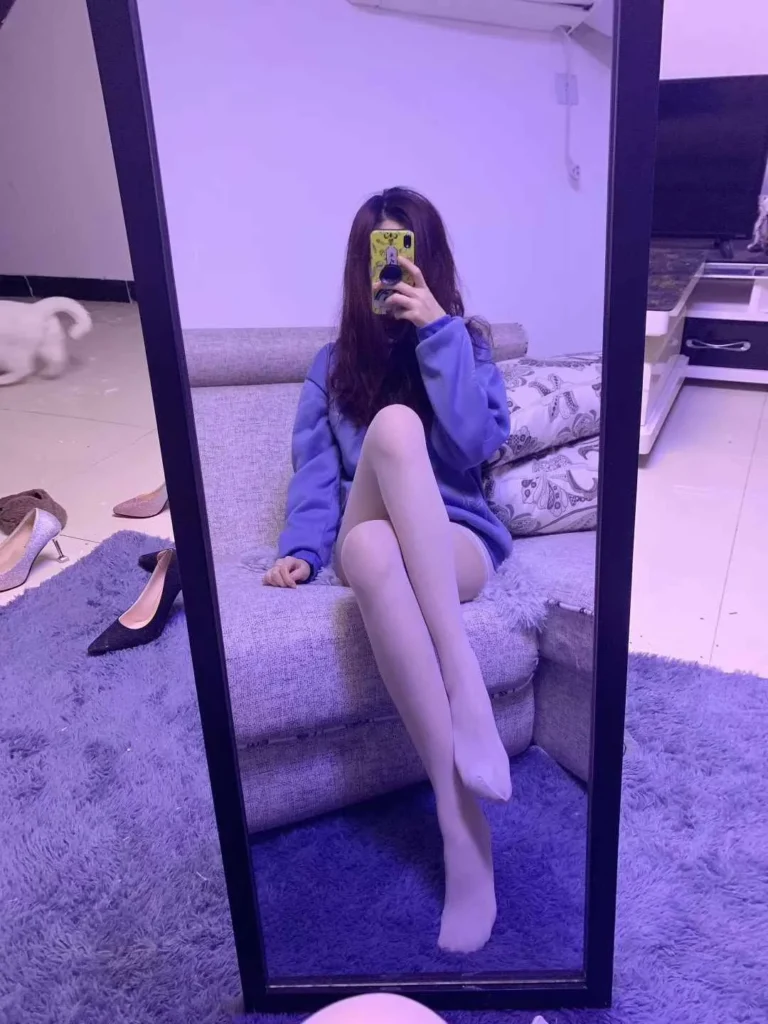 提袜少女 – 朋友圈收费系列套图&视频